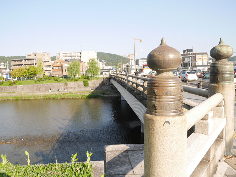 石の欄干と江戸時代の擬宝珠で今も美しい『京都五条大橋』～活躍する北 